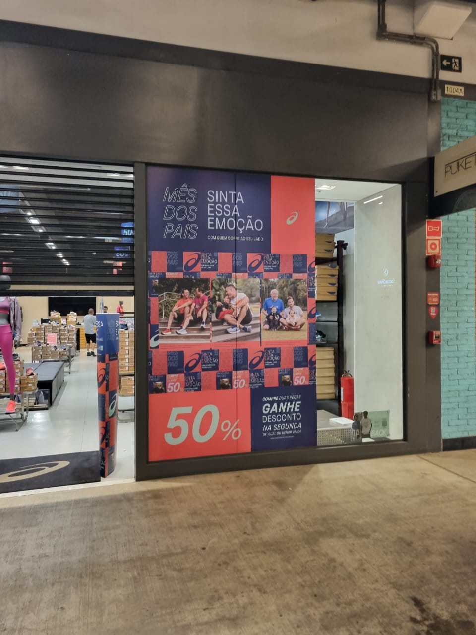 Adesivo de Vitrine